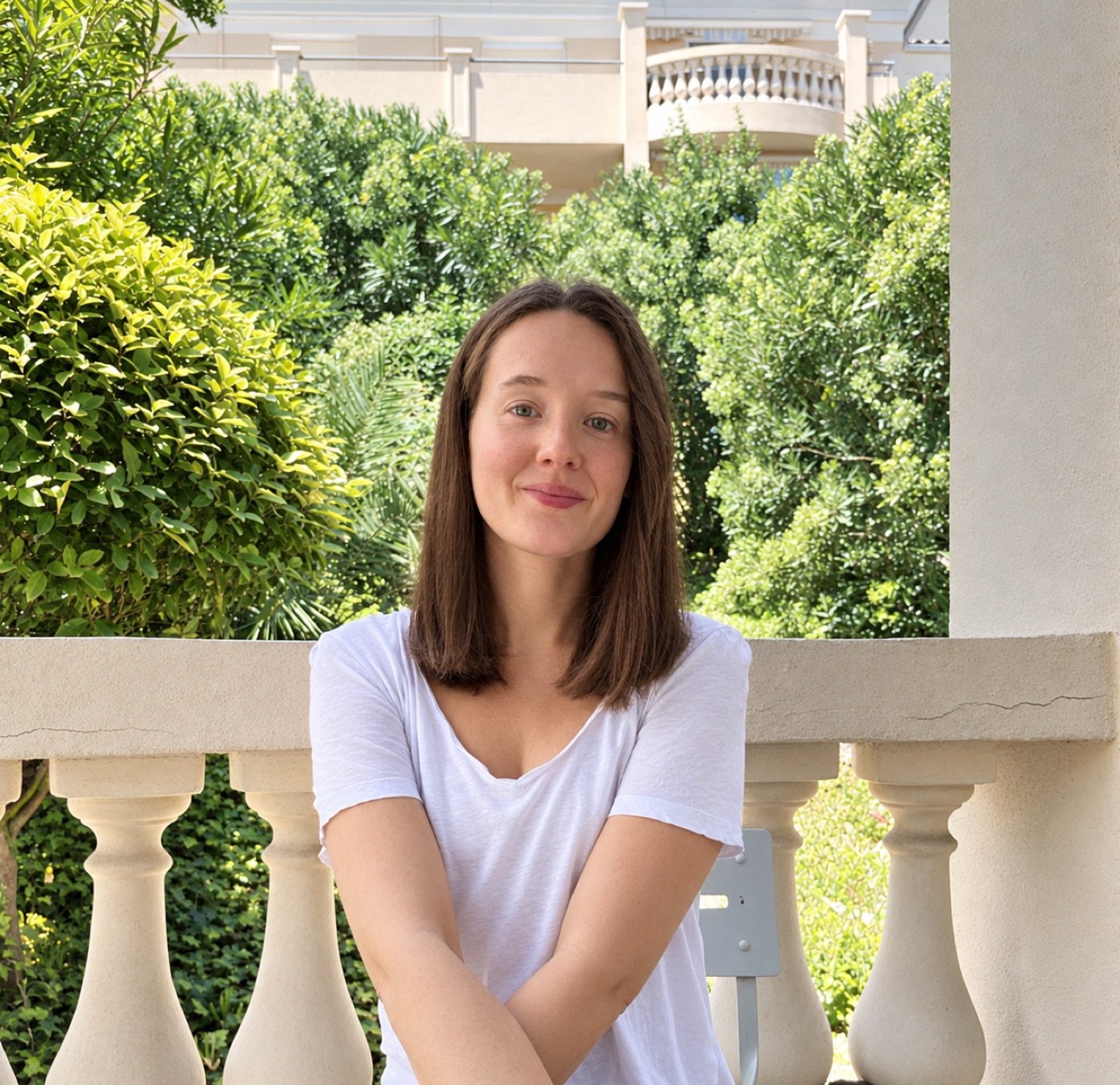 Portrait de Johanna sur une terrasse, entourée de verdure